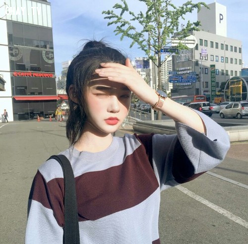 Lấy tay che ánh mặt trời