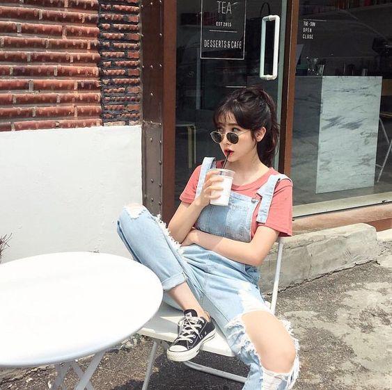 Ngồi chụp ảnh trên ghế