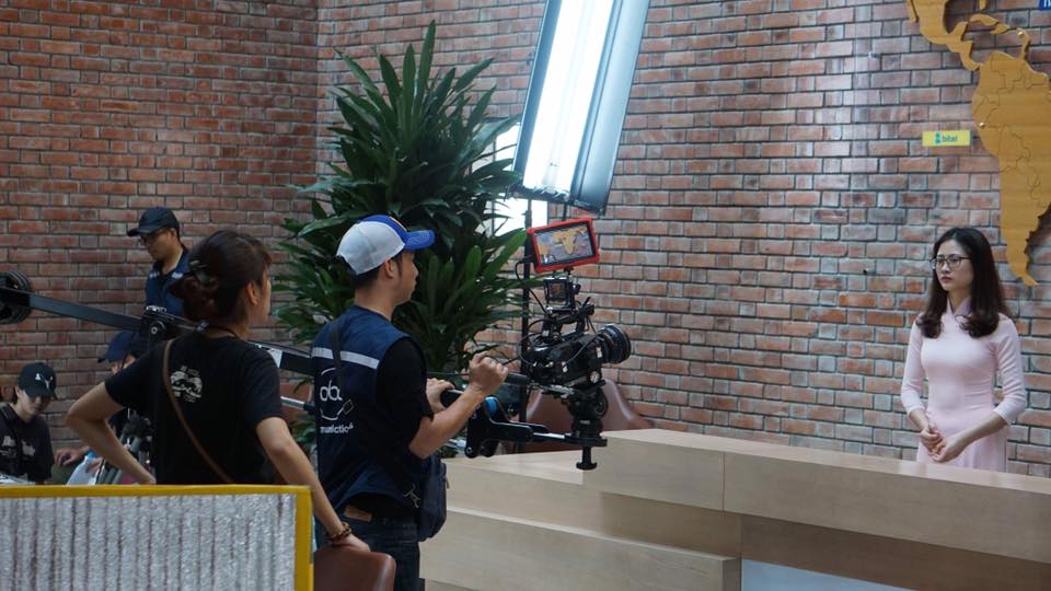 Quay dựng video trong trường quay