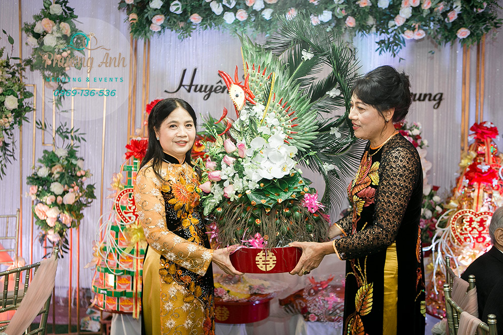 Tránh dùng dao kéo trong lễ ăn hỏi