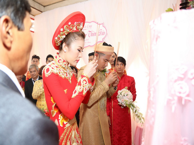 Cô dâu chú rẻ thắp hương bàn thờ tổ tiên trong lễ ăn hỏi