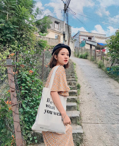 Quay lưng với ống kính máy ảnh